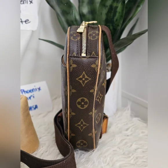Authentic Louis Vuitton Gange Bumbag Monogram Canvas - Picture 9 of 16